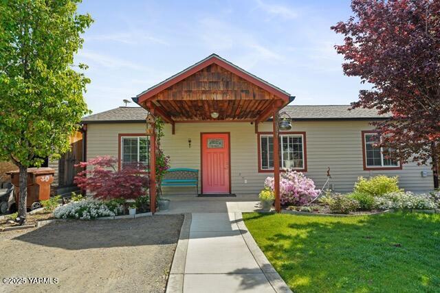1319 S 15th Ave, Yakima, WA 98902 - view of front of property featuring a porch and a front lawn