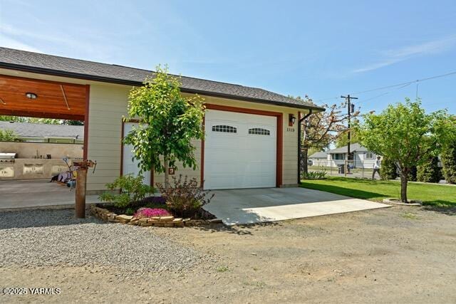1319 S 15th Ave, Yakima, WA 98902 - garage with driveway