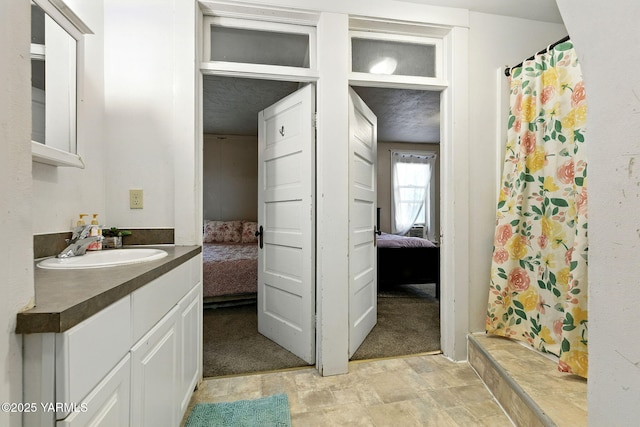 2810 Butterfield Rd, Yakima, WA 98901 - full bathroom with ensuite bath, vanity, and curtained shower