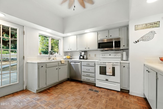 2810 Butterfield Rd, Yakima, WA 98901 - kitchen featuring stainless steel appliances, ceiling fan, light countertops, and recessed lighting