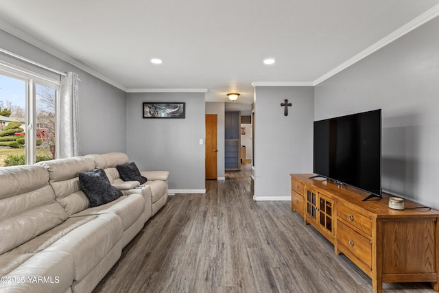 living area featuring wood finished floors, baseboards, ornamental molding, and recessed lighting