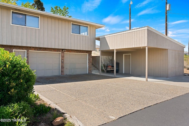 10800 Zier Rd, Yakima, WA 98908 - view of front facade featuring driveway and a garage