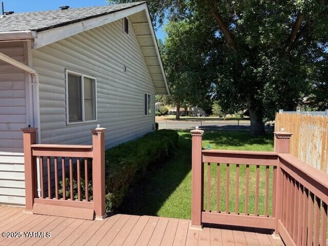 9 W Court St, Union Gap, WA 98903 - wooden deck featuring a yard
