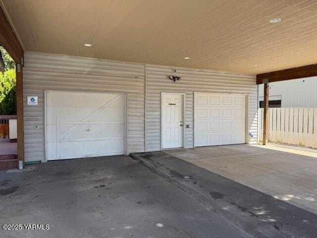9 W Court St, Union Gap, WA 98903 - garage with concrete driveway