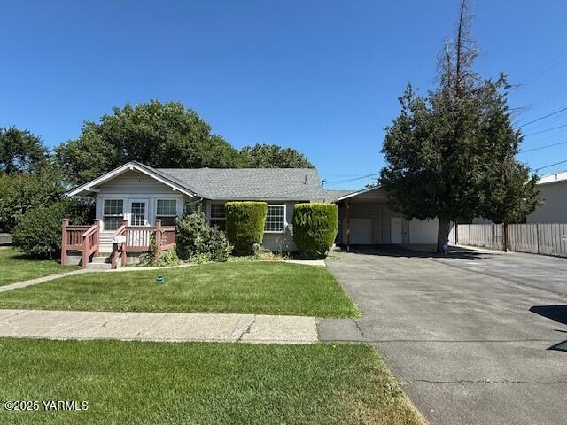 9 W Court St, Union Gap, WA 98903 - ranch-style home with asphalt driveway and a wooden deck