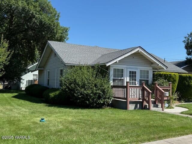 9 W Court St, Union Gap, WA 98903 - view of front of property featuring a front yard and roof with shingles