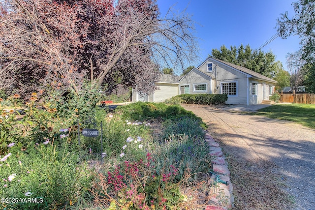 view of front of home featuring a front yard and fence