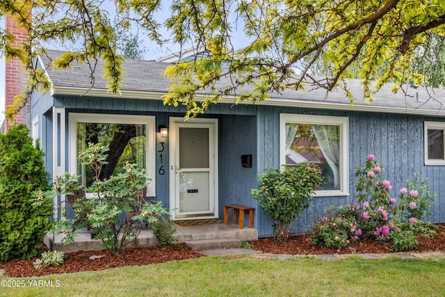 316 N 26th Ave, Yakima, WA 98902 - view of front of property with a front yard and a shingled roof