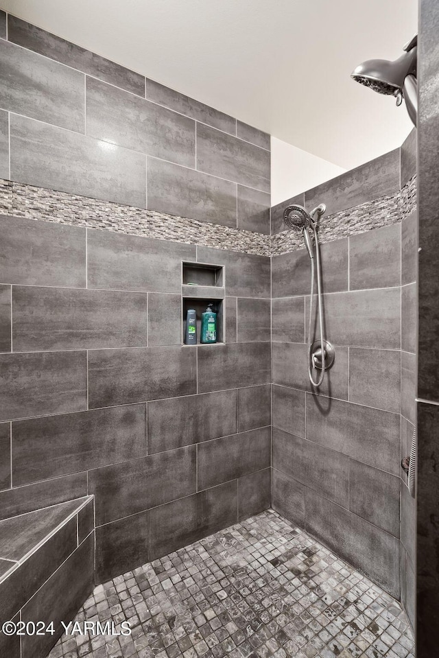 full bathroom featuring tiled shower