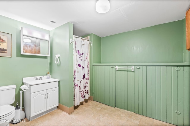 2102 Tieton Dr, Yakima, WA 98902 - bathroom with toilet, vanity, and curtained shower