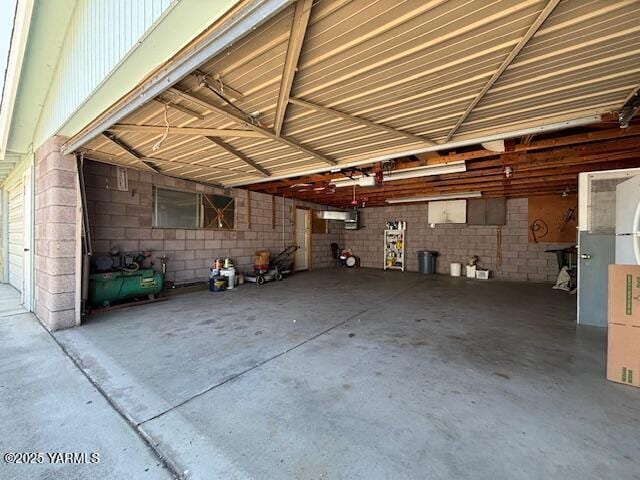908 W 5th St, Grandview, WA 98930 - garage featuring an attached carport