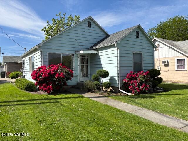 908 W 5th St, Grandview, WA 98930 - bungalow-style house with a front yard and an attached garage