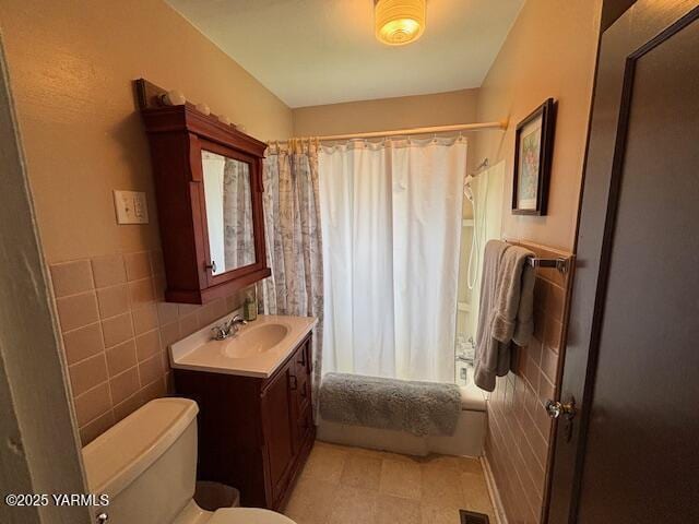 908 W 5th St, Grandview, WA 98930 - bathroom with vanity and shower / bath combo