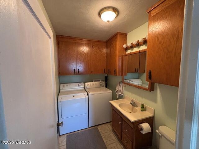908 W 5th St, Grandview, WA 98930 - laundry room featuring washer and clothes dryer and cabinet space