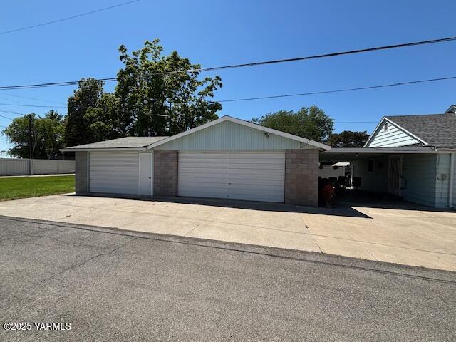 908 W 5th St, Grandview, WA 98930 - garage featuring a detached garage