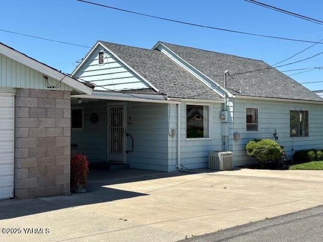 908 W 5th St, Grandview, WA 98930 - view of front facade with roof with shingles