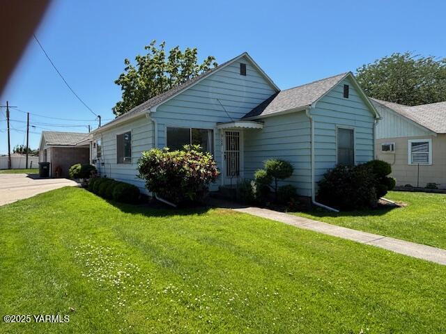 908 W 5th St, Grandview, WA 98930 - view of front of property with a front yard and roof with shingles