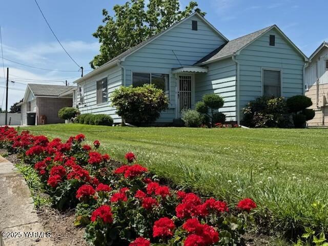 908 W 5th St, Grandview, WA 98930 - view of front facade featuring a front lawn
