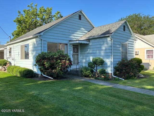 908 W 5th St, Grandview, WA 98930 - view of front of property with a front yard and a shingled roof