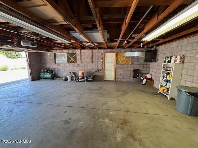 908 W 5th St, Grandview, WA 98930 - view of garage