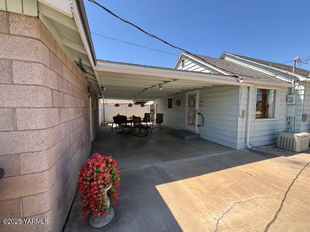 908 W 5th St, Grandview, WA 98930 - view of home's exterior featuring a cooling unit