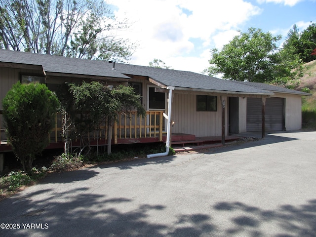 8108 Poplar View Way, Yakima, WA 98908 - ranch-style house featuring asphalt driveway and a garage
