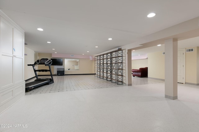 workout room with recessed lighting, visible vents, and baseboards