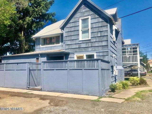 705 E Lincoln Ave, Yakima, WA 98901 - view of front of home featuring a gate