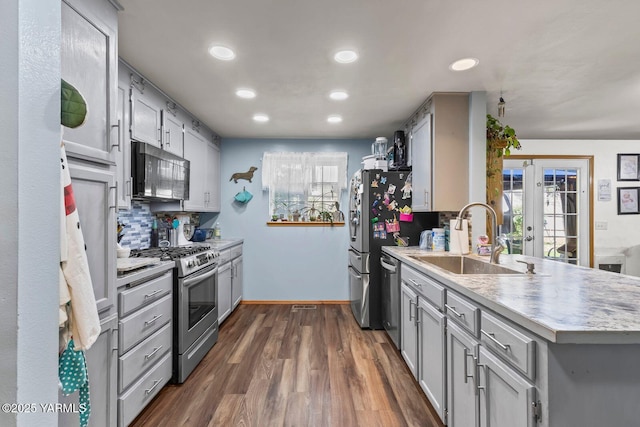 7501 Glacier Way, Yakima, WA 98908 - kitchen with stainless steel appliances, gray cabinets, a sink, a peninsula, and tasteful backsplash