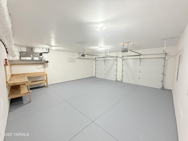 121 Lyle Loop Rd, Selah, WA 98942 - garage featuring a garage door opener