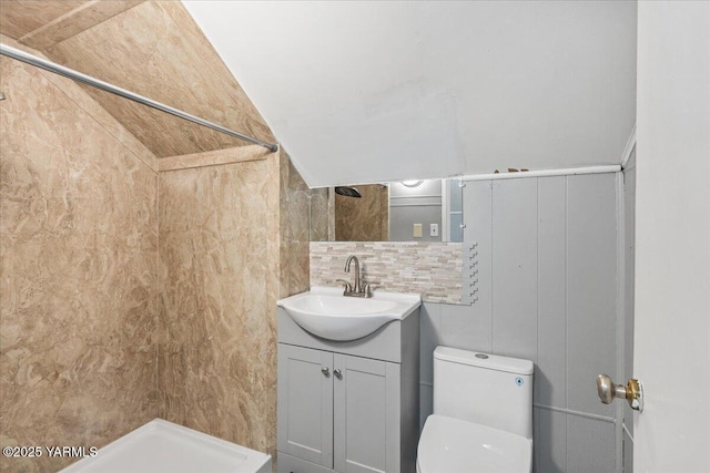 509 N 32nd Ave, Yakima, WA 98902 - full bath featuring a shower, vanity, backsplash, and lofted ceiling