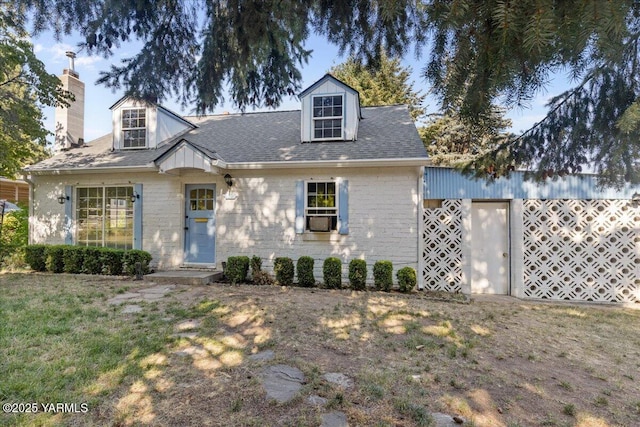 509 N 32nd Ave, Yakima, WA 98902 - view of front of property featuring a chimney, a front yard, and roof with shingles