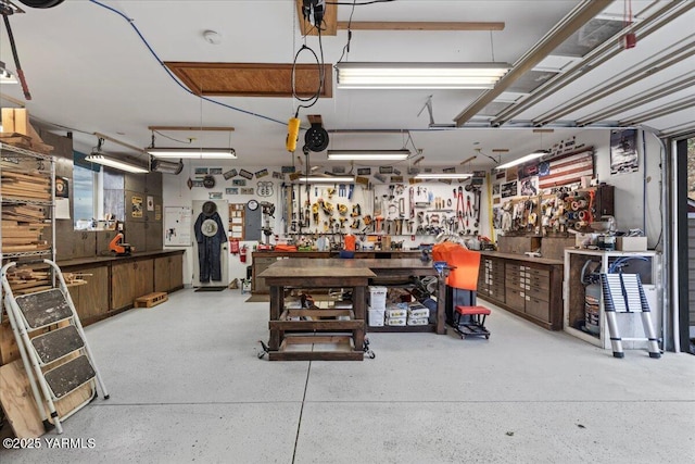 3501 S 40th Ave, Yakima, WA 98903 - garage with a workshop area
