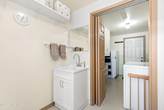 112 N 53rd Ave, Yakima, WA 98908 - laundry area with a sink and washer / dryer