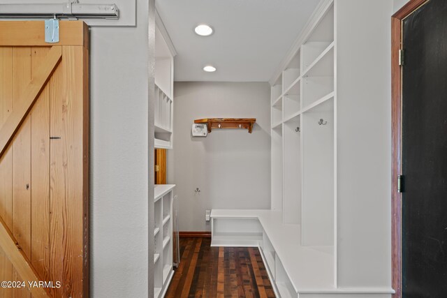 mudroom with baseboards, a barn door, dark wood finished floors, and recessed lighting