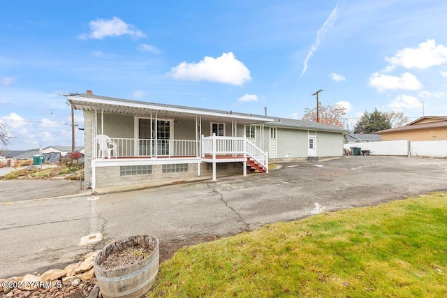 single story home featuring a porch