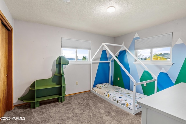 607 N 53rd Ave, Yakima, WA 98908 - bedroom featuring carpet flooring, a textured ceiling, and a closet