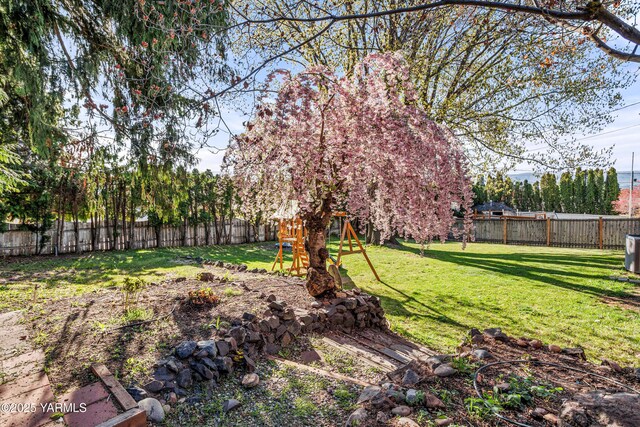 607 N 53rd Ave, Yakima, WA 98908 - fenced backyard featuring a playground
