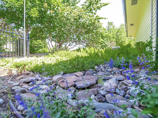 9203 W Yakima Ct, Yakima, WA 98908 - view of yard