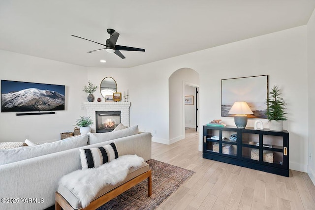 703 S 87th Ave, Yakima, WA 98908 - living room with arched walkways, a ceiling fan, light wood-type flooring, baseboards, and recessed lighting