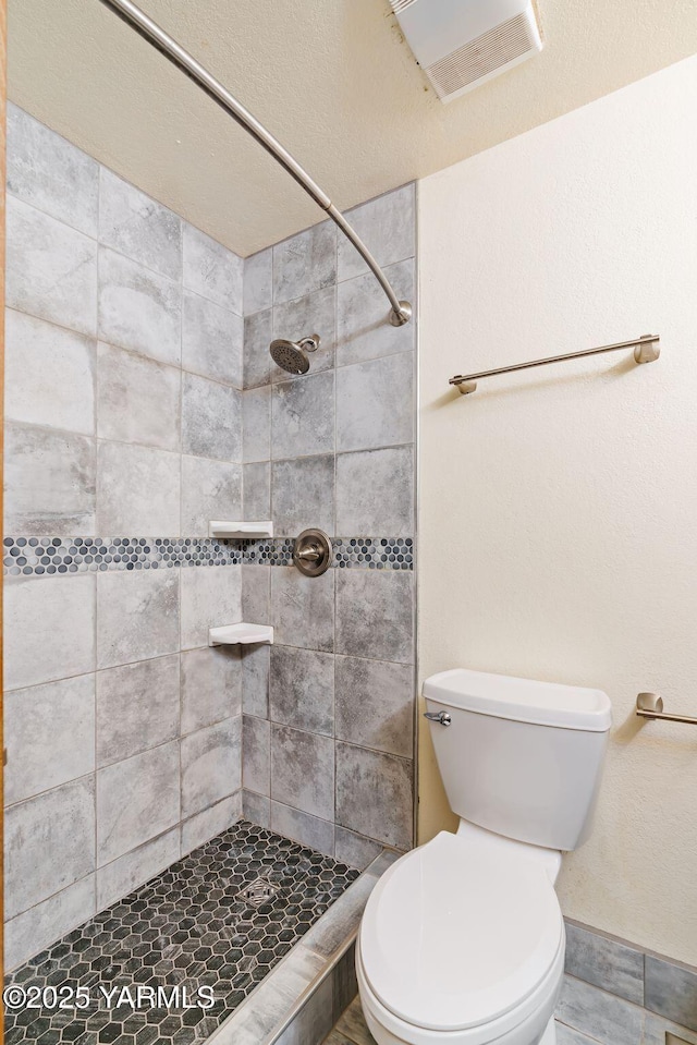 451 Pleasant Valley Pl, Yakima, WA 98908 - full bath with visible vents, a tile shower, and toilet
