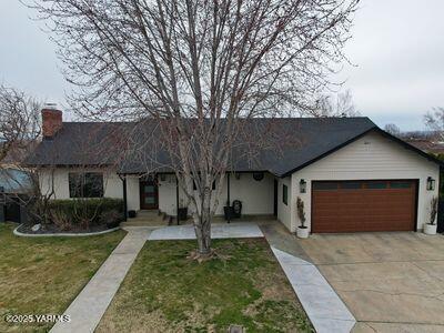 610 Blossom Ln, Zillah, WA 98953 - single story home with a chimney, a front yard, concrete driveway, and an attached garage