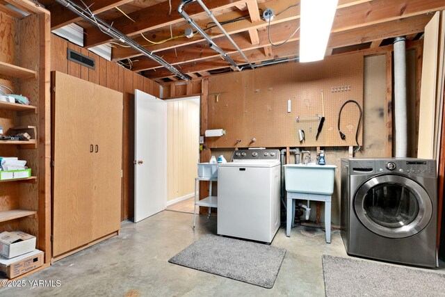 5306 Douglas Dr, Yakima, WA 98908 - washroom featuring separate washer and dryer
