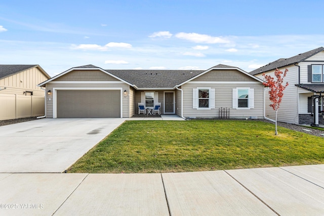 view of front facade featuring roof with shingles, fence, a garage, driveway, and a front lawn