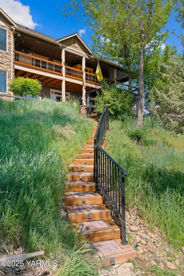 12900 Douglas Rd, Yakima, WA 98908 - back of property with stairs