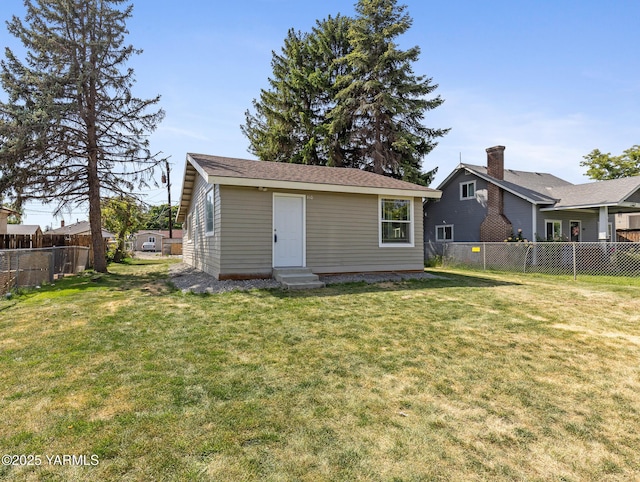 810 S 6th Ave, Yakima, WA 98902 - back of house featuring entry steps and a fenced backyard