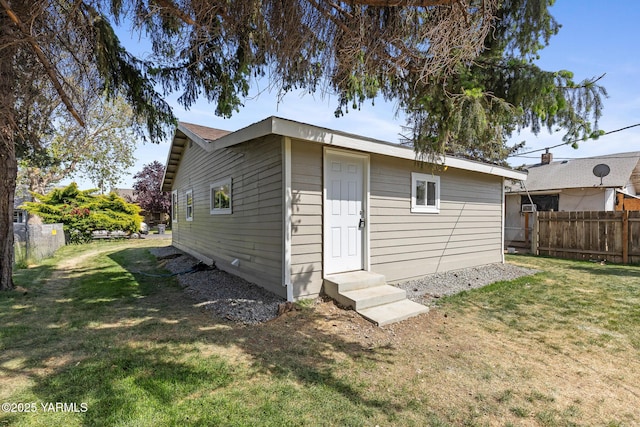 810 S 6th Ave, Yakima, WA 98902 - rear view of house featuring entry steps