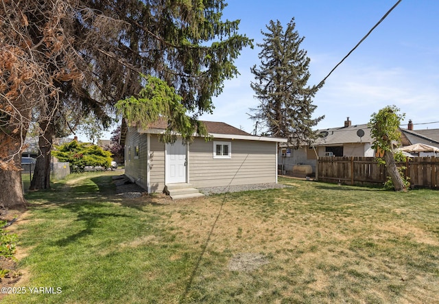 810 S 6th Ave, Yakima, WA 98902 - fenced backyard featuring entry steps and an outbuilding