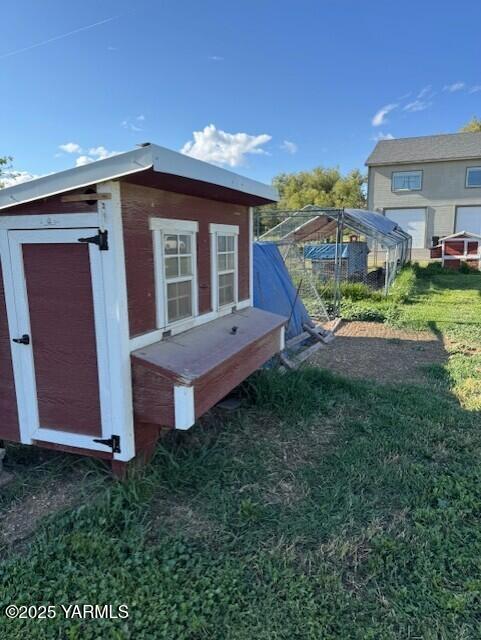 11705 Wide Hollow Rd, Yakima, WA 98908 - view of poultry coop with a yard