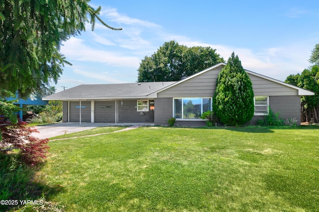 4504 W Lincoln Ave, Yakima, WA 98908 - view of front facade featuring concrete driveway, a garage, and a front lawn